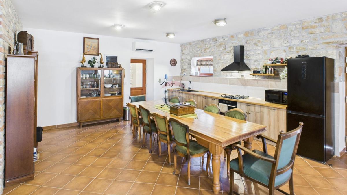 Istra, Buje – Elegantna kamnita hiša z vrtom v središču mesta