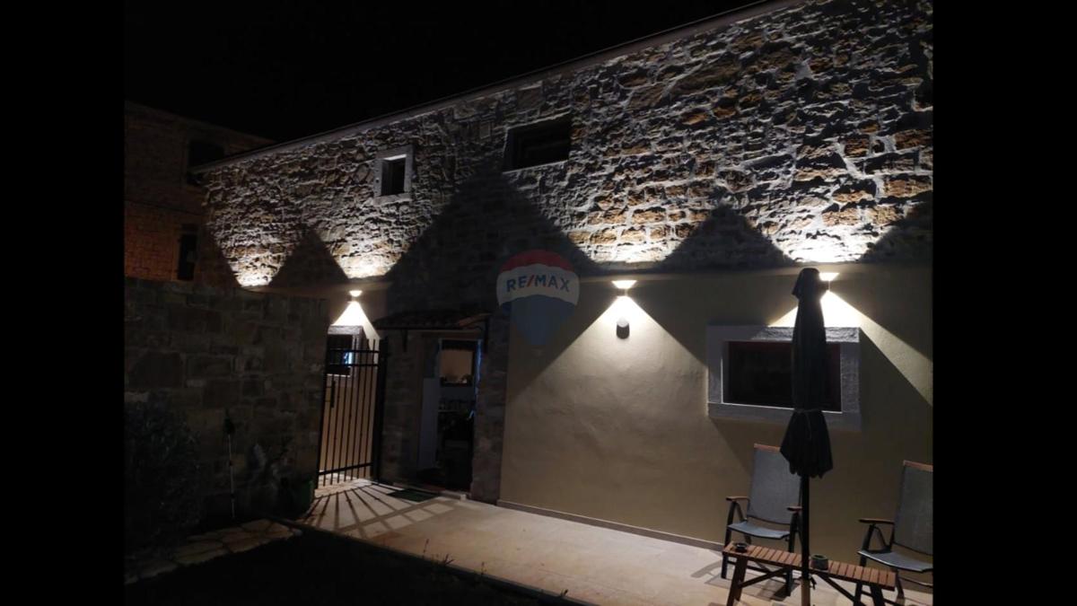 Istra, Buje – Elegantna kamnita hiša z vrtom v središču mesta