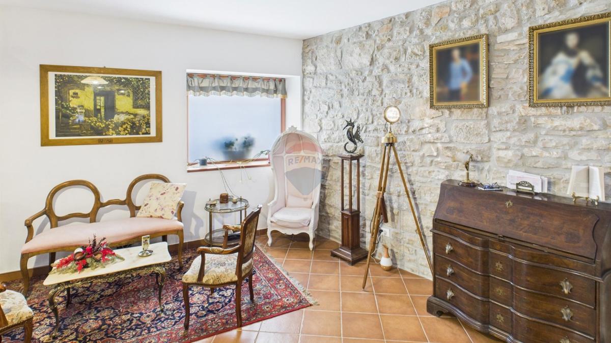 Istra, Buje – Elegantna kamnita hiša z vrtom v središču mesta