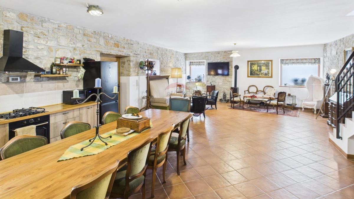 Istra, Buje – Elegantna kamnita hiša z vrtom v središču mesta
