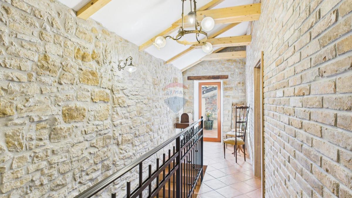 Istra, Buje – Elegantna kamnita hiša z vrtom v središču mesta