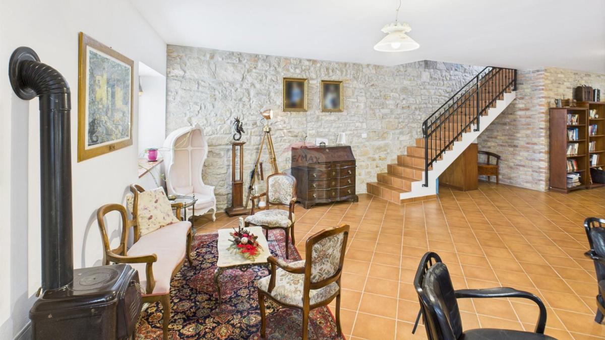 Istra, Buje – Elegantna kamnita hiša z vrtom v središču mesta