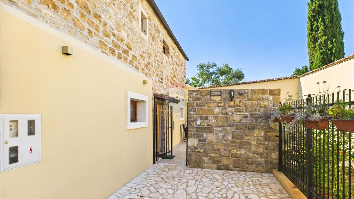 Istra, Buje – Elegantna kamnita hiša z vrtom v središču mesta