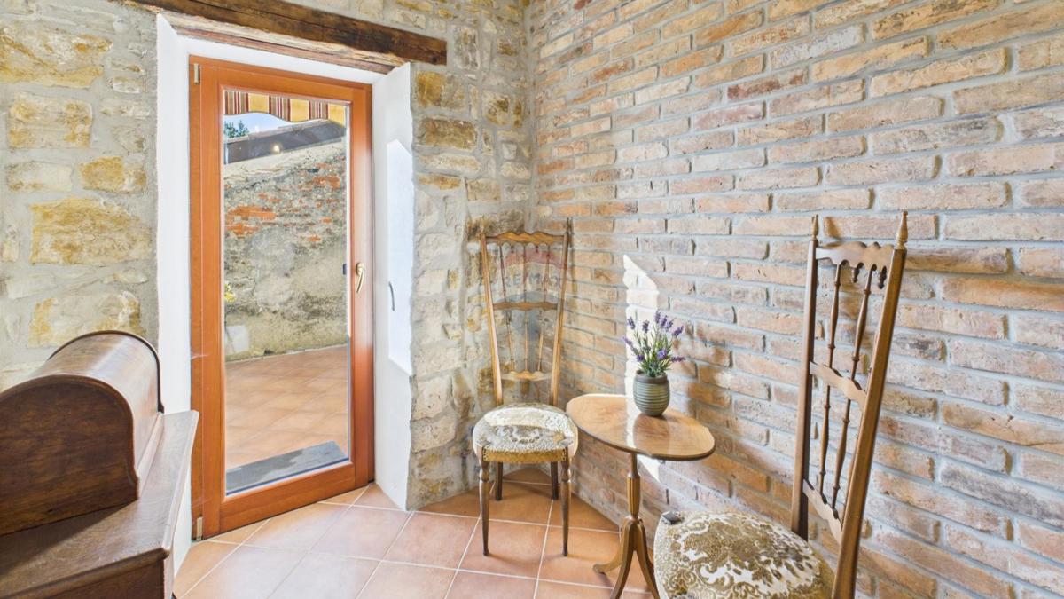Istra, Buje – Elegantna kamnita hiša z vrtom v središču mesta