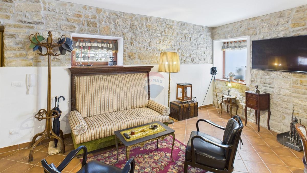 Istra, Buje – Elegantna kamnita hiša z vrtom v središču mesta