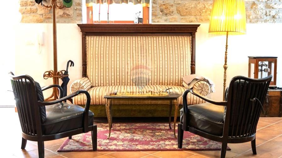 Istra, Buje – Elegantna kamnita hiša z vrtom v središču mesta
