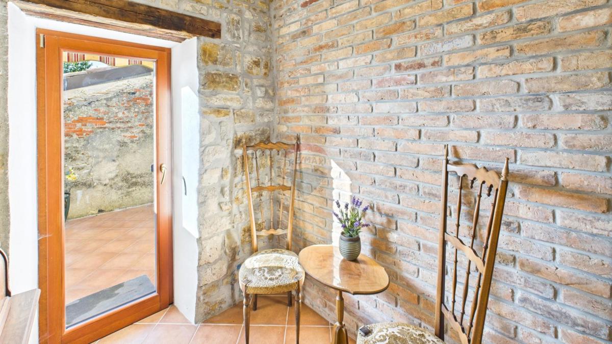 Istra, Buje – Elegantna kamnita hiša z vrtom v središču mesta
