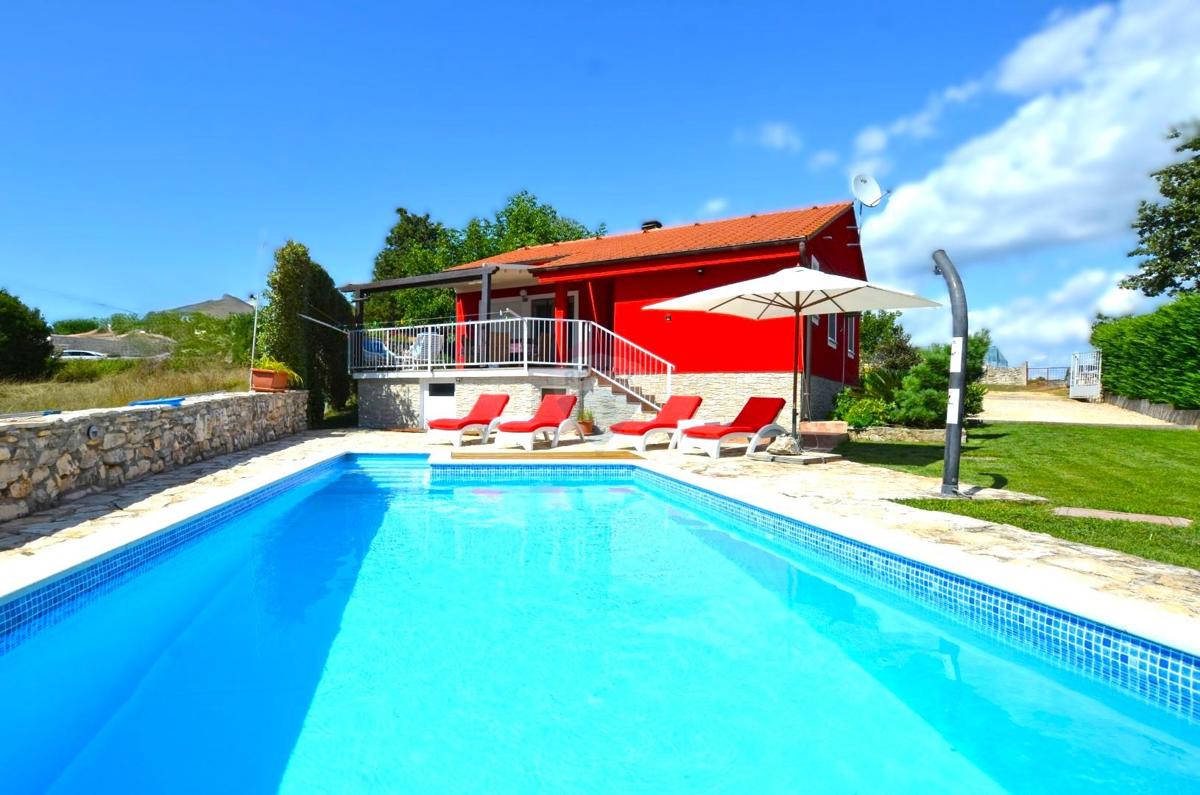 Istra, Rovinj, 9 km – pritlična hiša z bazenom na 490 m² zemljišča.