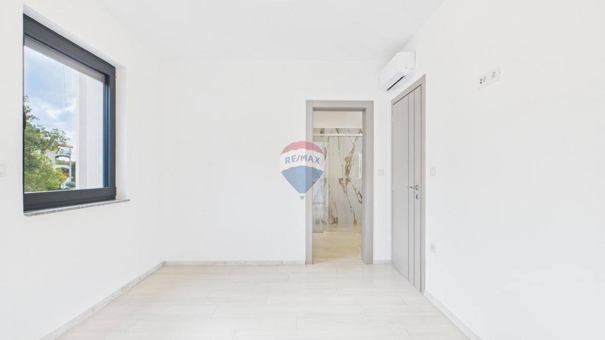 Novi Vinodolski, Klenovica – Dvosobno stanovanje prva vrsta ob morju