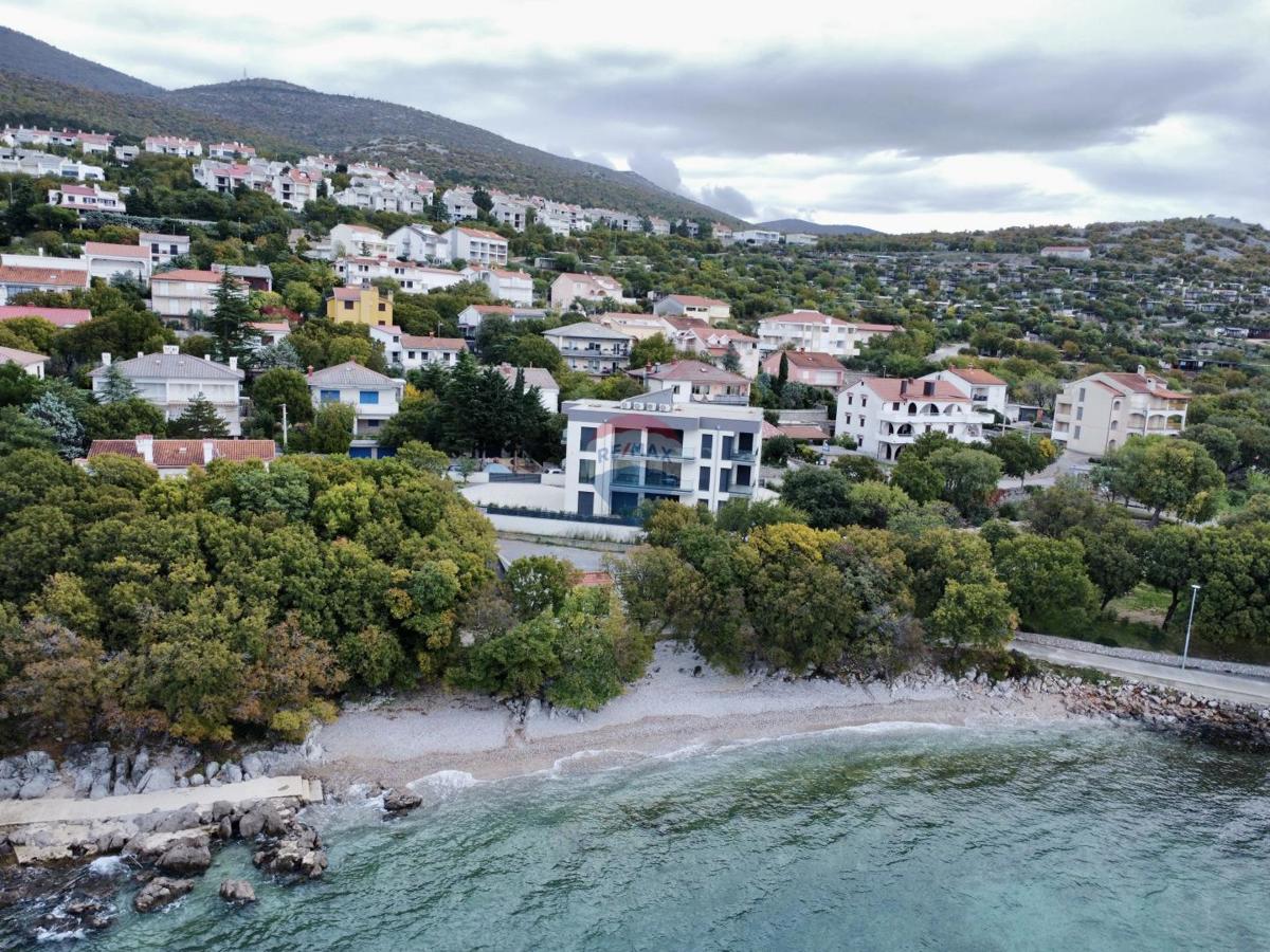 Novi Vinodolski, Klenovica – Dvosobno stanovanje prva vrsta ob morju