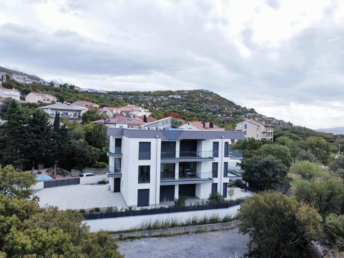 Novi Vinodolski, Klenovica – Dvosobno stanovanje prva vrsta ob morju