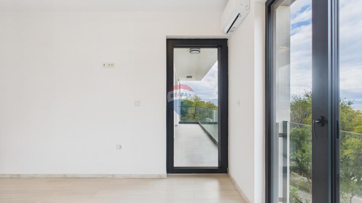 Novi Vinodolski, Klenovica – Dvosobno stanovanje prva vrsta ob morju