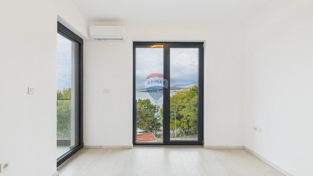 Novi Vinodolski, Klenovica – Dvosobno stanovanje prva vrsta ob morju