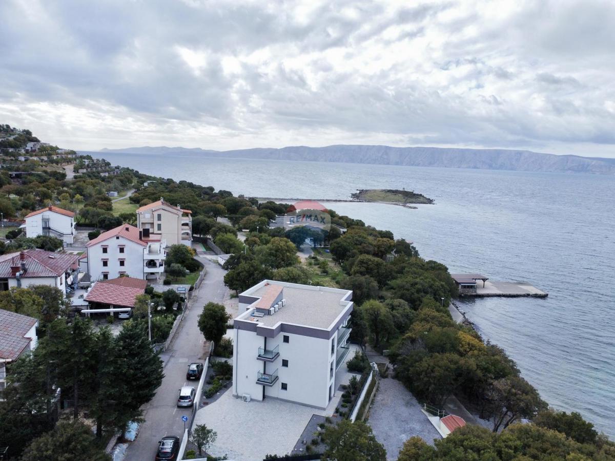 Novi Vinodolski, Klenovica – Dvosobno stanovanje prva vrsta ob morju