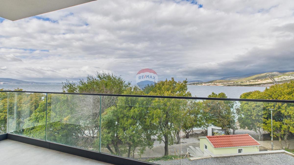 Novi Vinodolski, Klenovica – Dvosobno stanovanje prva vrsta ob morju