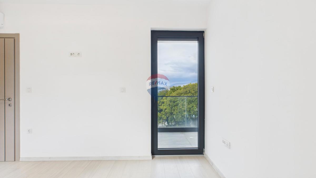 Novi Vinodolski, Klenovica – Dvosobno stanovanje prva vrsta ob morju