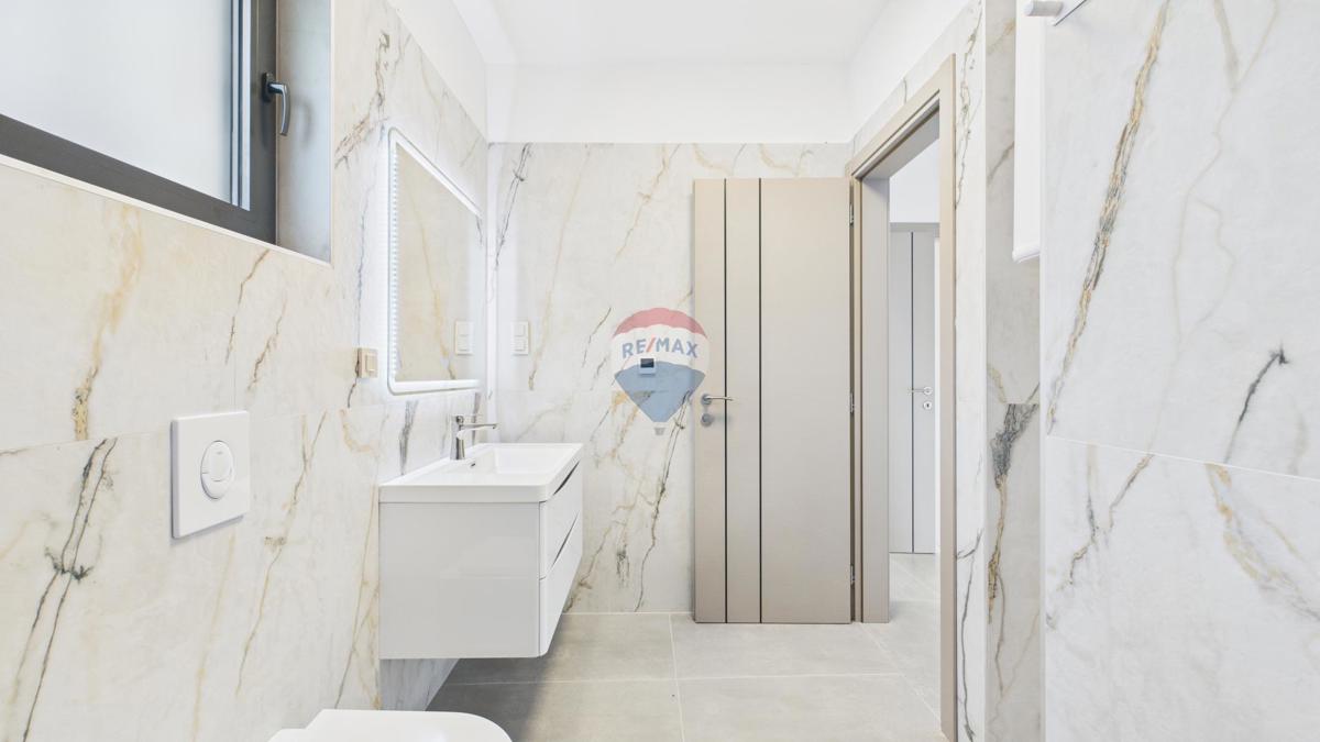 Novi Vinodolski, Klenovica – Dvosobno stanovanje prva vrsta ob morju