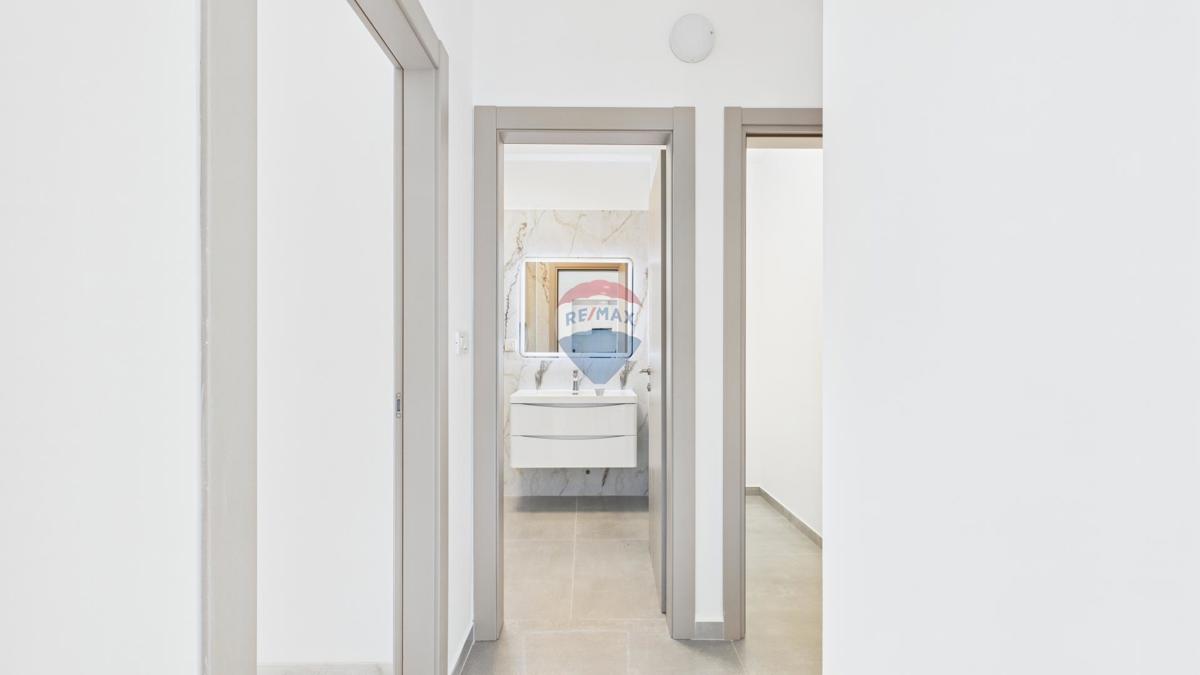 Novi Vinodolski, Klenovica – Dvosobno stanovanje prva vrsta ob morju