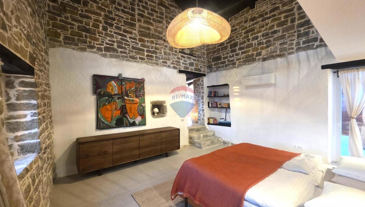 Istra, Oprtalj – Kamnita vila edinstvenega dizajna