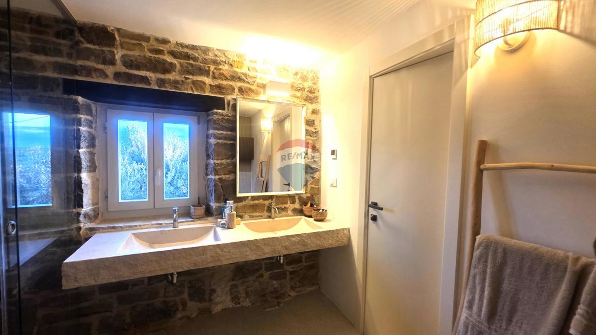 Istra, Oprtalj – Kamnita vila edinstvenega dizajna