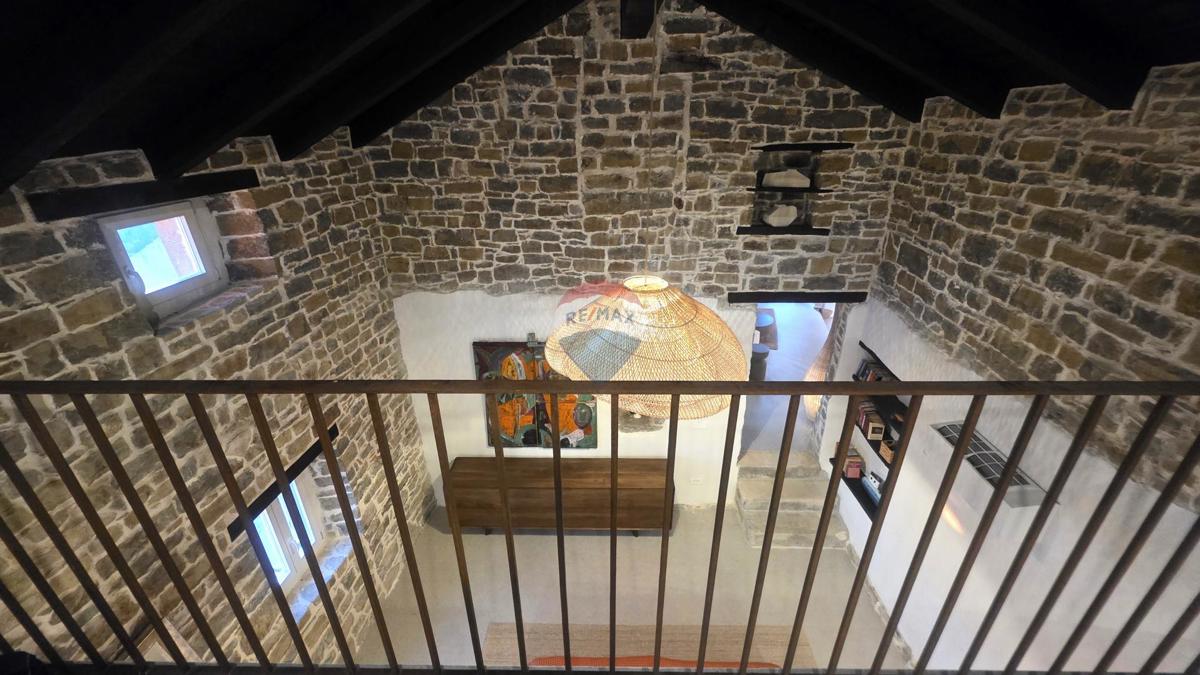 Istra, Oprtalj – Kamnita vila edinstvenega dizajna