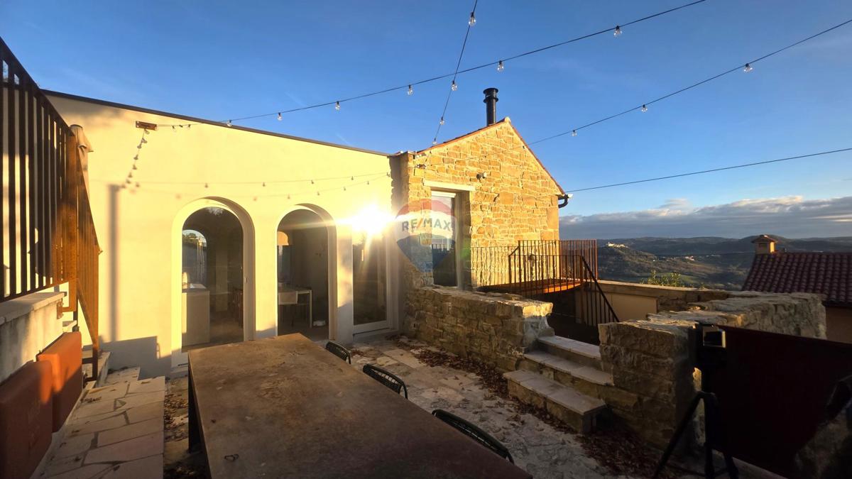 Istra, Oprtalj – Kamnita vila edinstvenega dizajna