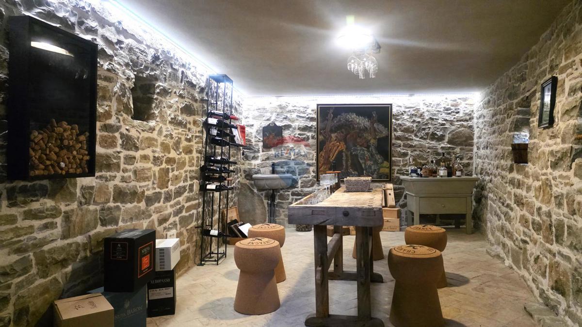 Istra, Oprtalj – Kamnita vila edinstvenega dizajna