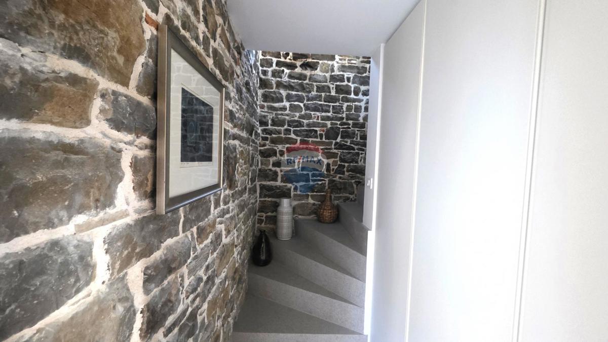 Istra, Oprtalj – Kamnita vila edinstvenega dizajna