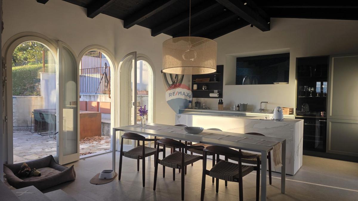 Istra, Oprtalj – Kamnita vila edinstvenega dizajna