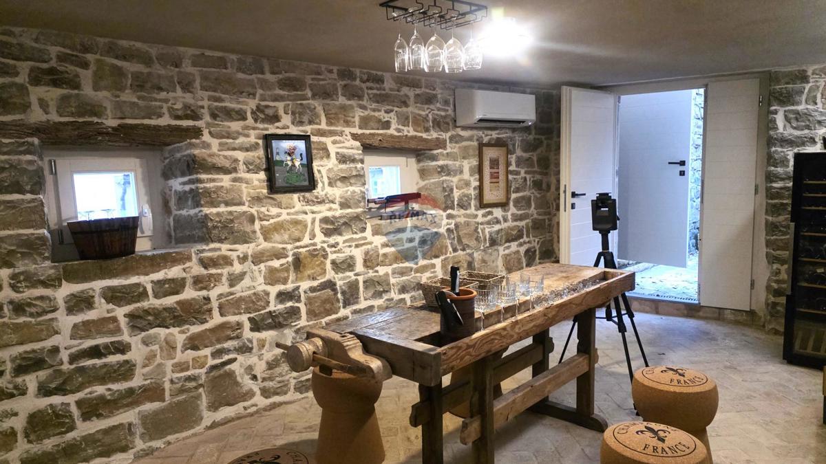 Istra, Oprtalj – Kamnita vila edinstvenega dizajna