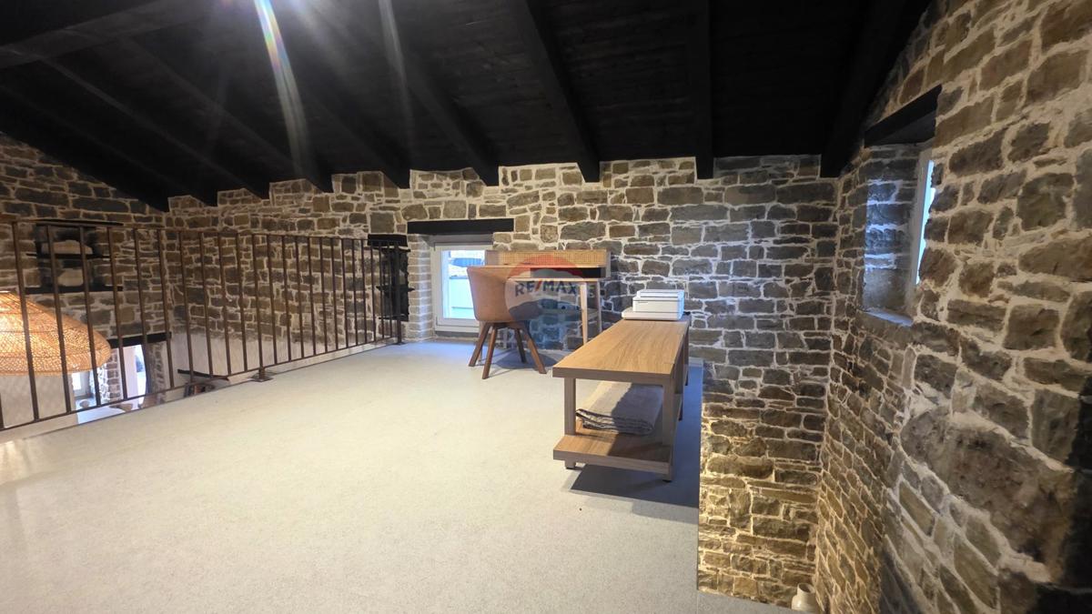 Istra, Oprtalj – Kamnita vila edinstvenega dizajna