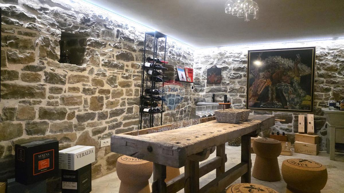 Istra, Oprtalj – Kamnita vila edinstvenega dizajna