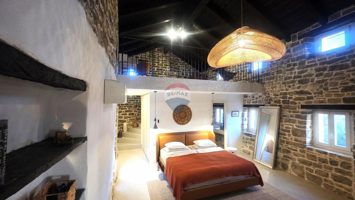 Istra, Oprtalj – Kamnita vila edinstvenega dizajna