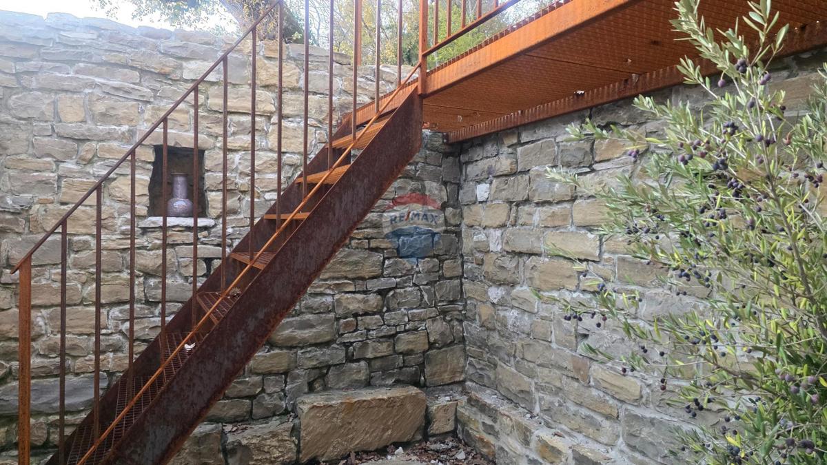 Istra, Oprtalj – Kamnita vila edinstvenega dizajna