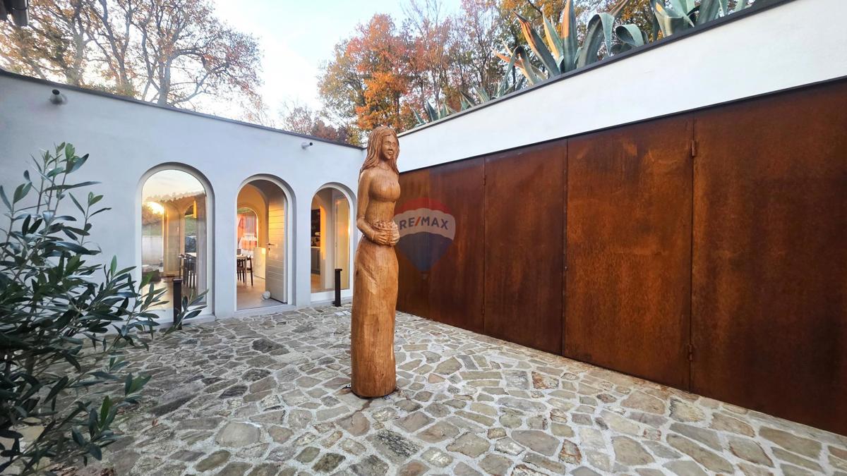 Istra, Oprtalj – Kamnita vila edinstvenega dizajna