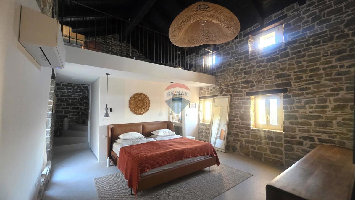 Istra, Oprtalj – Kamnita vila edinstvenega dizajna