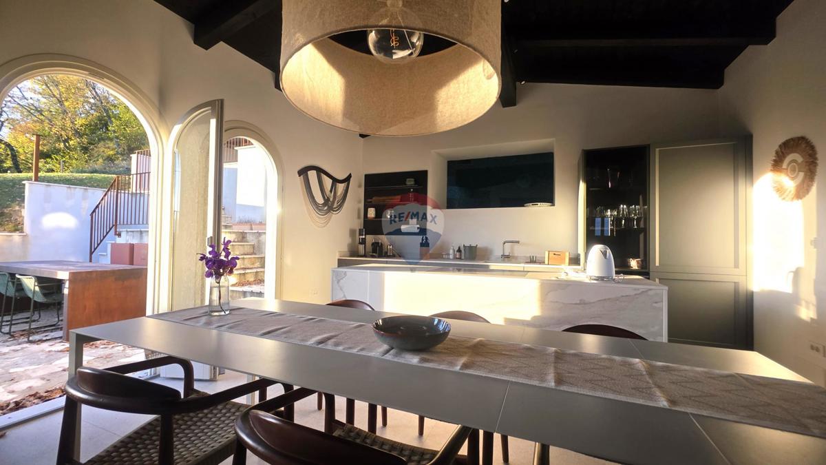 Istra, Oprtalj – Kamnita vila edinstvenega dizajna