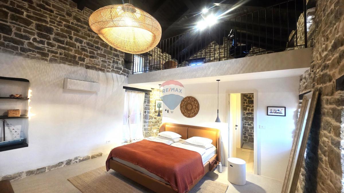 Istra, Oprtalj – Kamnita vila edinstvenega dizajna