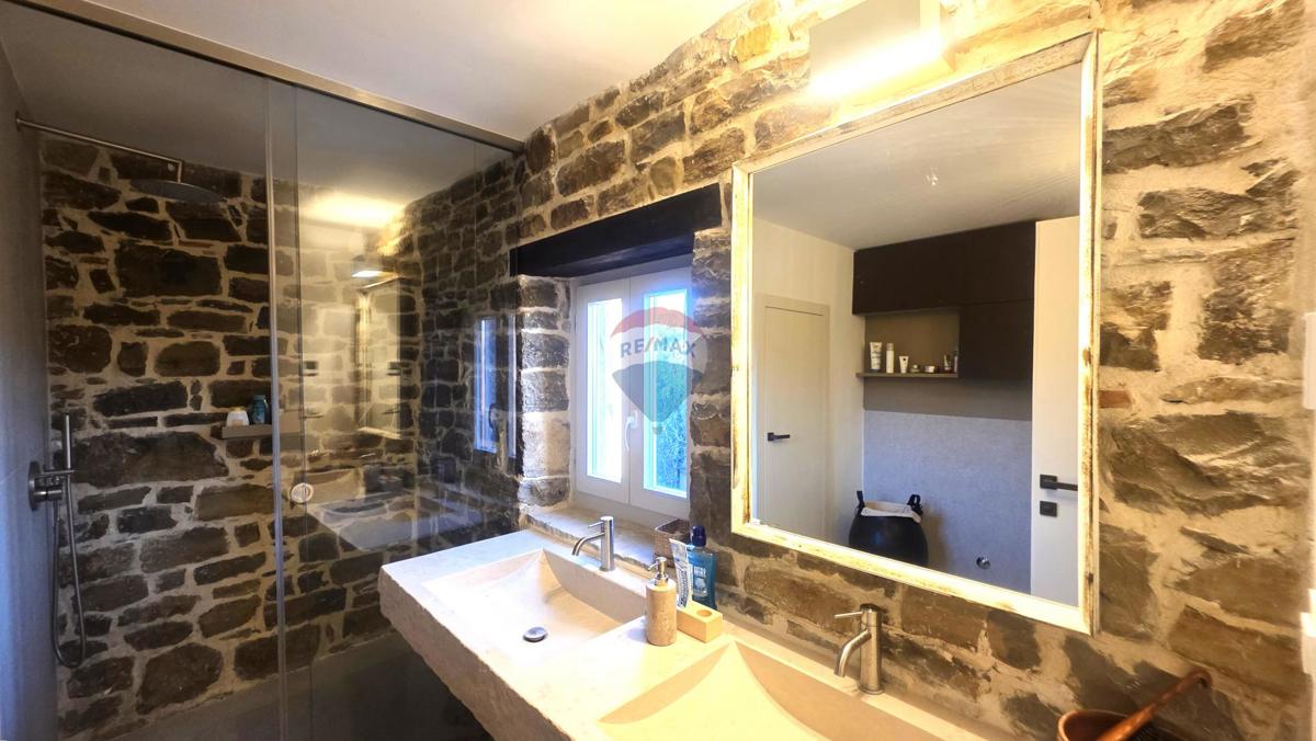 Istra, Oprtalj – Kamnita vila edinstvenega dizajna