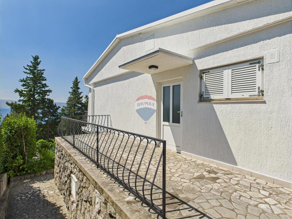 Novi Vinodolski – hiša z garažo in dvoriščem, druga vrsta ob morju