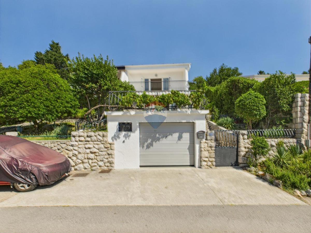 Novi Vinodolski – hiša z garažo in dvoriščem, druga vrsta ob morju