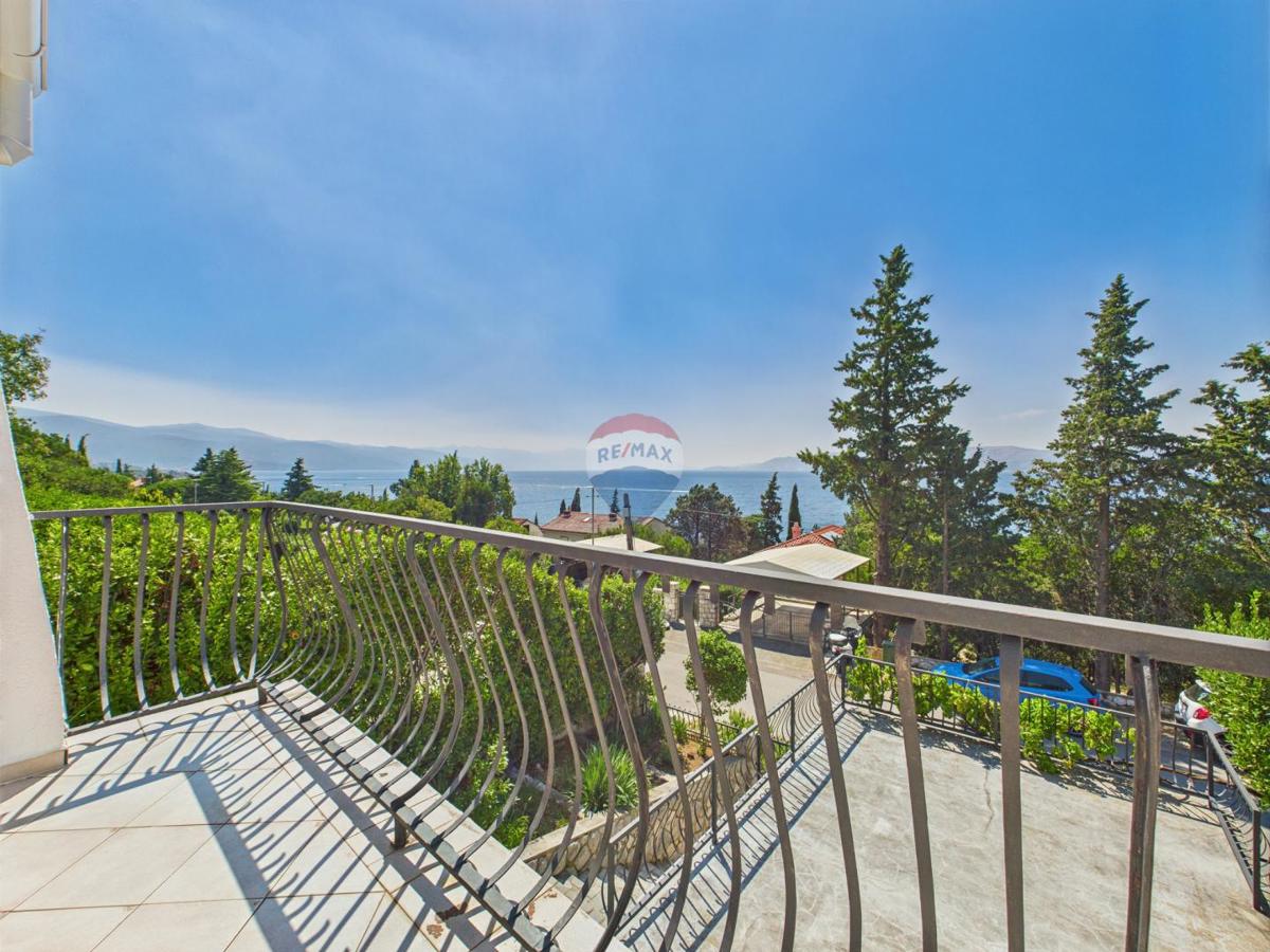 Novi Vinodolski – hiša z garažo in dvoriščem, druga vrsta ob morju