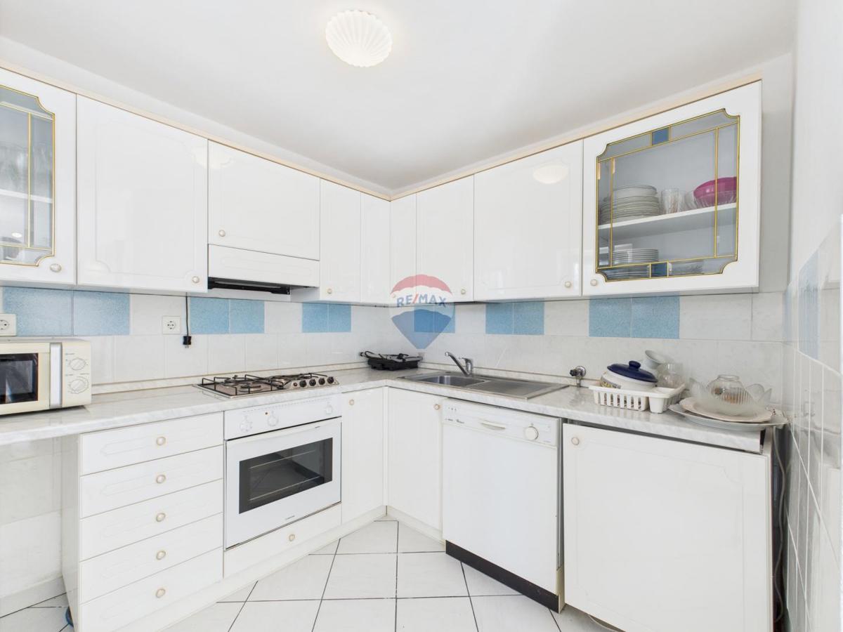 Novi Vinodolski – hiša z garažo in dvoriščem, druga vrsta ob morju