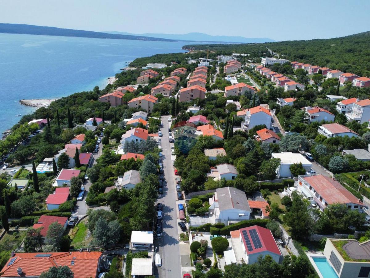 Novi Vinodolski – hiša z garažo in dvoriščem, druga vrsta ob morju