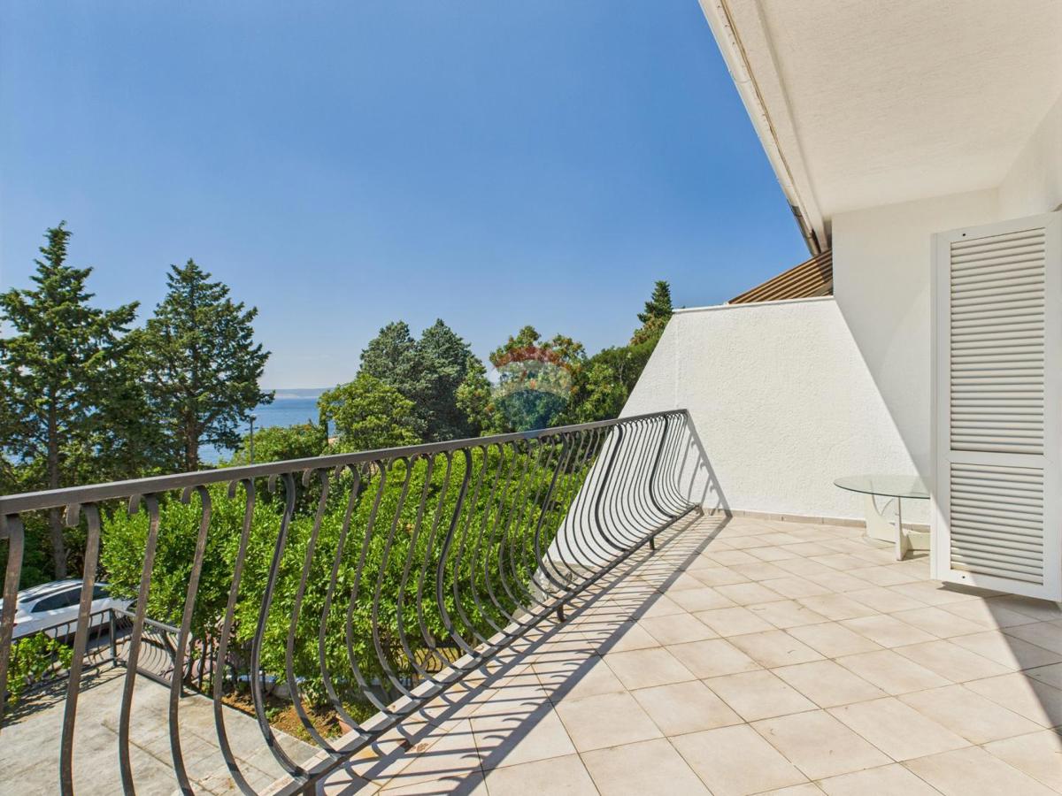 Novi Vinodolski – hiša z garažo in dvoriščem, druga vrsta ob morju