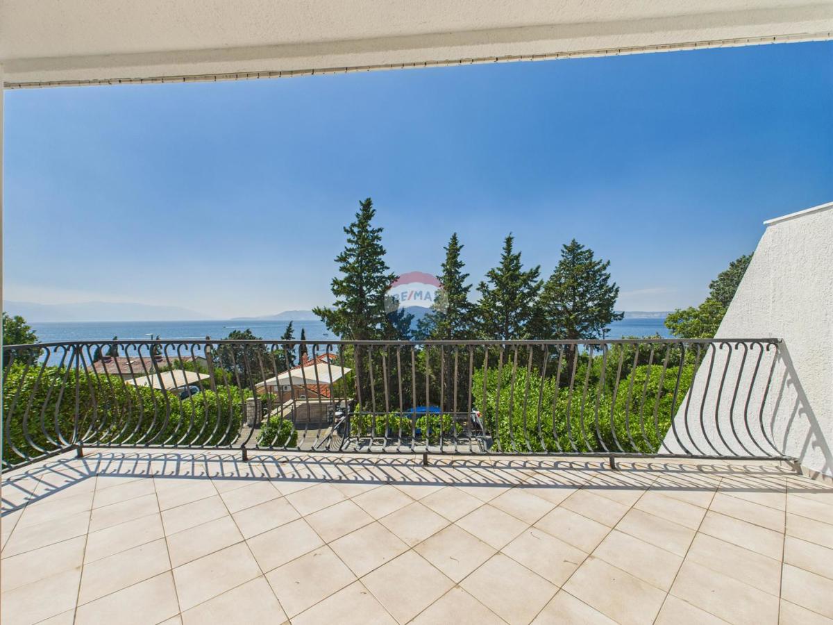 Novi Vinodolski – hiša z garažo in dvoriščem, druga vrsta ob morju