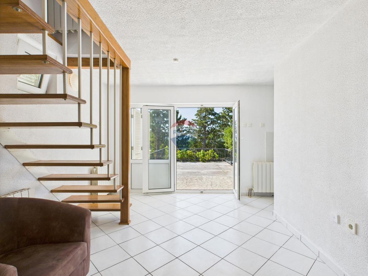 Novi Vinodolski – hiša z garažo in dvoriščem, druga vrsta ob morju