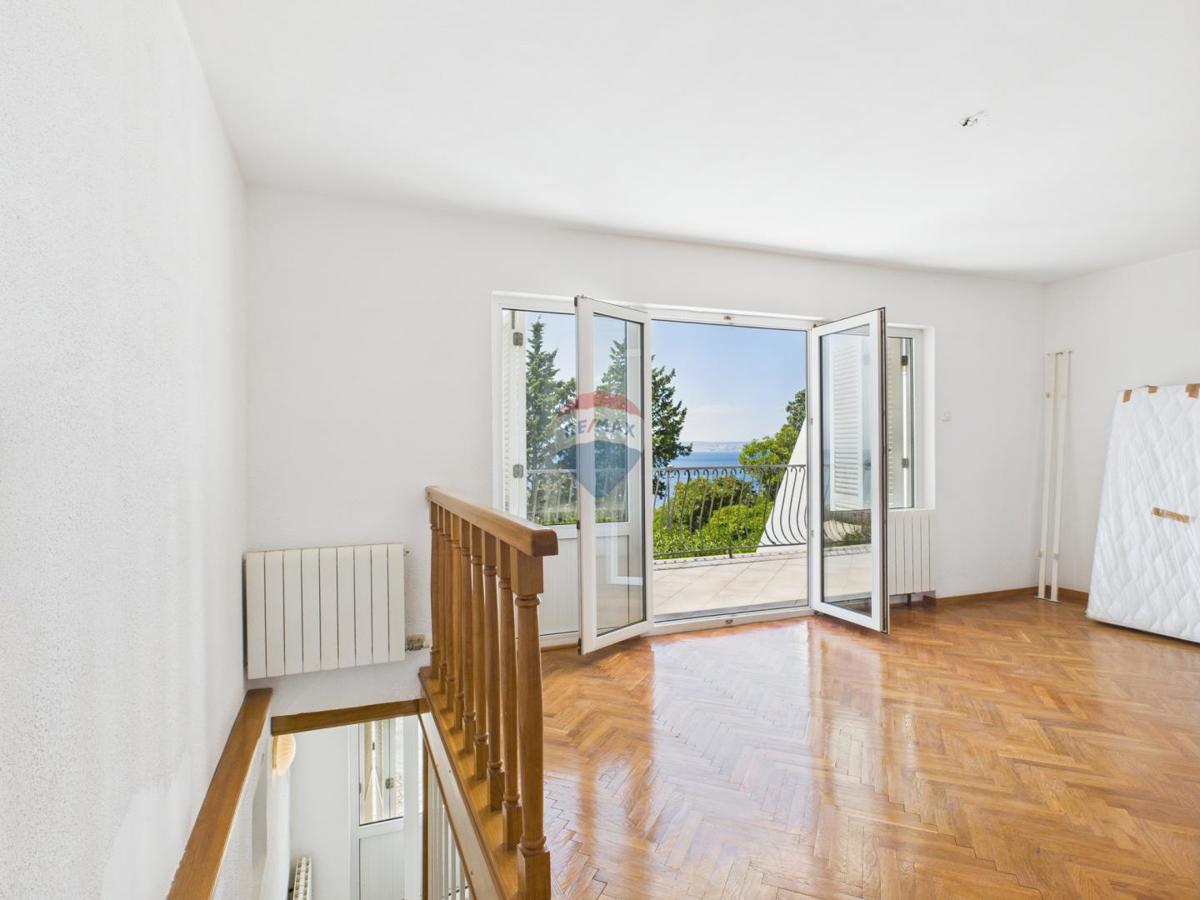 Novi Vinodolski – hiša z garažo in dvoriščem, druga vrsta ob morju