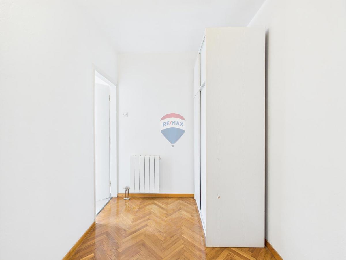 Novi Vinodolski – hiša z garažo in dvoriščem, druga vrsta ob morju