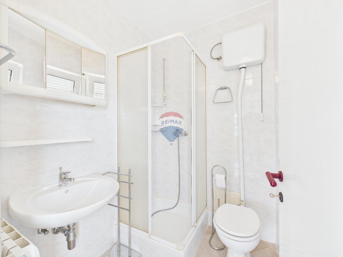 Novi Vinodolski – hiša z garažo in dvoriščem, druga vrsta ob morju